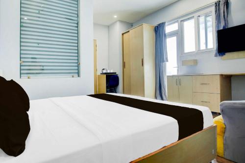 a bedroom with a white bed and a window at Hotel O Phagwara Near LPU Law Gate in Phagwāra
