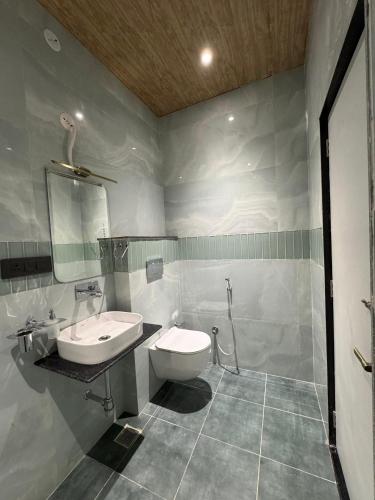 Un baño de Unplanned Hostel Udaipur