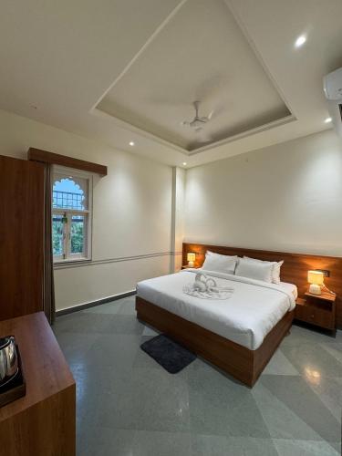 Una cama o camas en una habitación de Unplanned Hostel Udaipur