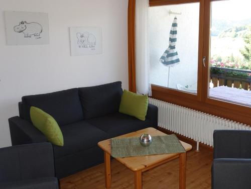 a living room with a couch and a table at Ferienwohnungen Kehrwieder in Todtnauberg