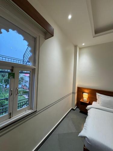 Una cama o camas en una habitación de Unplanned Hostel Udaipur