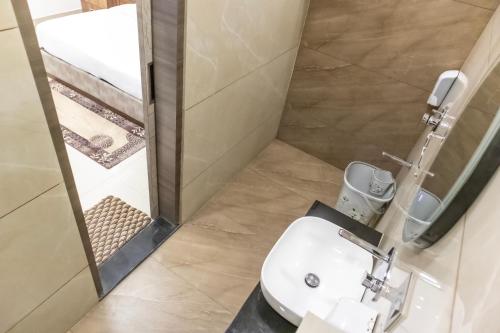 Ένα μπάνιο στο Narang Hotel