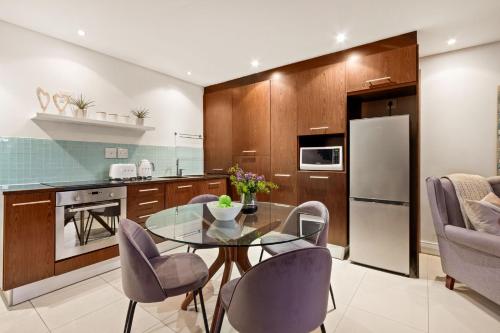 Dapur atau dapur kecil di Eden On The Bay 118 by Host Agents