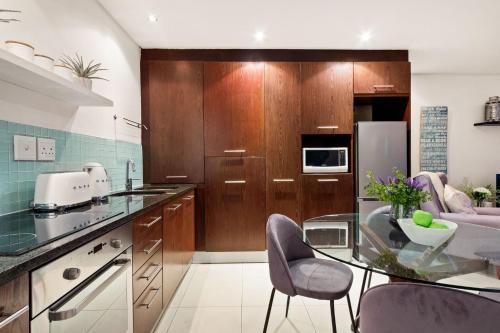 Dapur atau dapur kecil di Eden On The Bay 118 by Host Agents