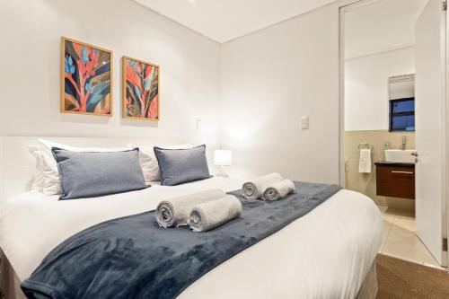 Katil atau katil-katil dalam bilik di Eden On The Bay 118 by Host Agents