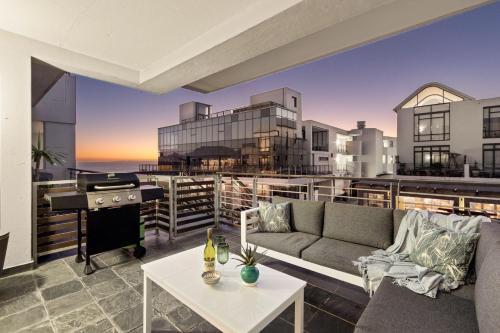Balkoni atau teres di Eden On The Bay 118 by Host Agents