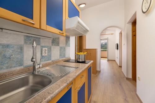 Kuchyň nebo kuchyňský kout v ubytování Apartments Lucija 2