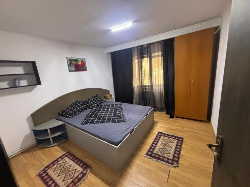 Postel nebo postele na pokoji v ubytování Hypnotic Suite Pitesti 1