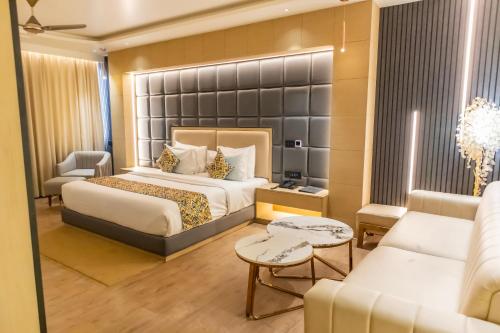 Ένα ή περισσότερα κρεβάτια σε δωμάτιο στο Narang Hotel