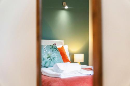 a mirror reflection of a bed in a room at Flat1 1BR in Horsemarket in Barnard Castle