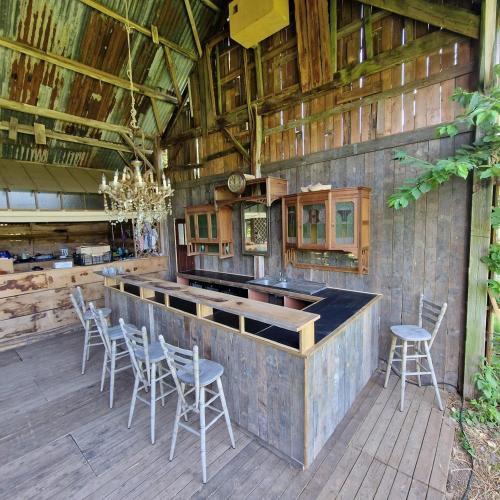 Un restaurante u otro lugar para comer en Strackxhoeve Yurt 'Haardpeer'
