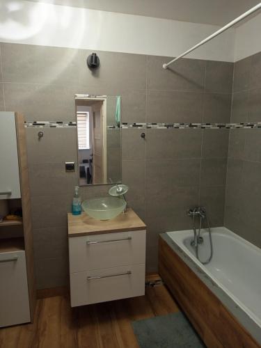 ワルシャワにあるOdkryta Warszawa! - prywatne mieszkanie, samodzielne zameldowanie, private studio balcony, free wifi, smart tv 55", parking, self check in - Warsaw Northの浴槽と洗面台とバスタブを備えたバスルーム
