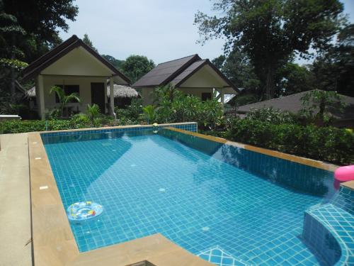 Bazén v ubytování Baansanook Resort & Swimming Pool nebo v jeho okolí