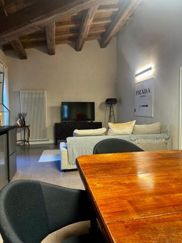 a living room with a couch and a table at Ginevra Boutique Rooms - Palazzo Leosini - Residenze D'Epoca in LʼAquila