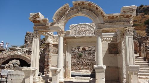 an arch in the ruins of a building at Emel Pension in Guzelcamlı
