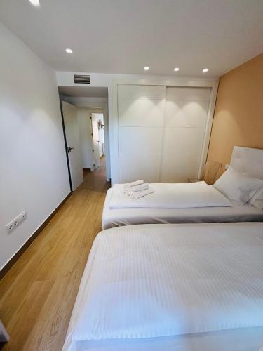 Postel nebo postele na pokoji v ubytování Luxury Renovated Apartment Stunning Views Pool and Golf resort 5star