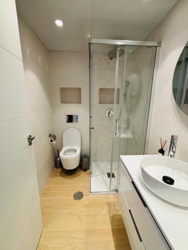 Koupelna v ubytování Luxury Renovated Apartment Stunning Views Pool and Golf resort 5star
