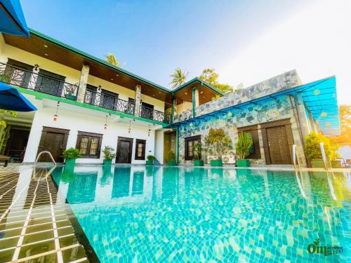Bazén v ubytování Om Ayurvedic Resort & Spa nebo v jeho okolí