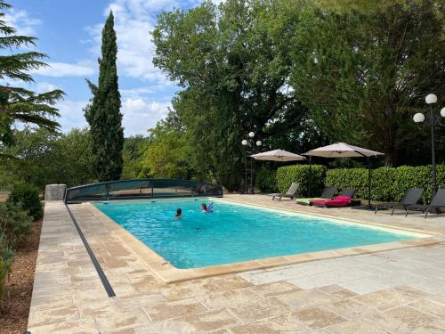 Kolam renang di atau dekat dengan Gite de Claire Fontaine avec vue sur Monflanquin
