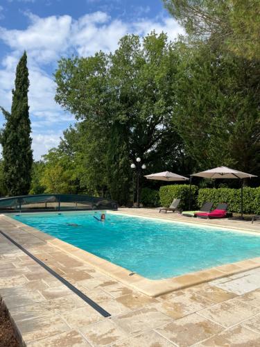 Kolam renang di atau dekat dengan Gite de Claire Fontaine avec vue sur Monflanquin