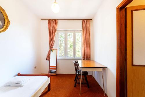 Ένα ή περισσότερα κρεβάτια σε δωμάτιο στο Apartments Vida in Center Novalja with Pool