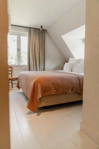 a bedroom with a large bed and a window at de Wever Lodge in Otterlo