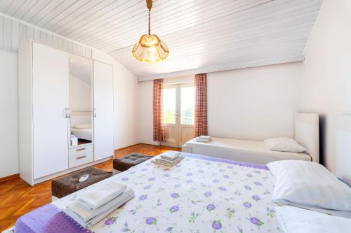 Ένα ή περισσότερα κρεβάτια σε δωμάτιο στο Apartments Vida in Center Novalja with Pool