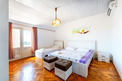 Ένα ή περισσότερα κρεβάτια σε δωμάτιο στο Apartments Vida in Center Novalja with Pool