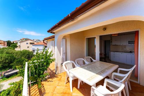 Μπαλκόνι ή βεράντα στο Apartments Vida in Center Novalja with Pool