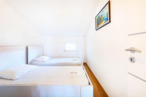 Ένα ή περισσότερα κρεβάτια σε δωμάτιο στο Apartments Vida in Center Novalja with Pool