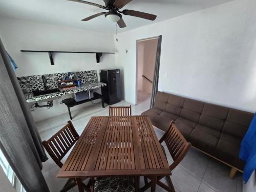 a living room with a table and a couch at Comoda Suite Privada in Cancún