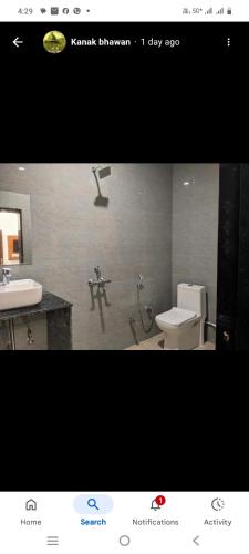 a bathroom with a toilet and a sink at Kanak Bhawan in Vrindāvan
