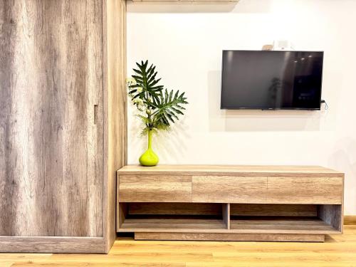 a living room with a television and a vase at TMS Quy Nhơn - Hupa Apartment View Biển in Quy Nhon
