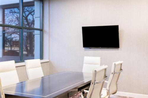 TV a/nebo společenská místnost v ubytování Chicago Marriott Suites Deerfield