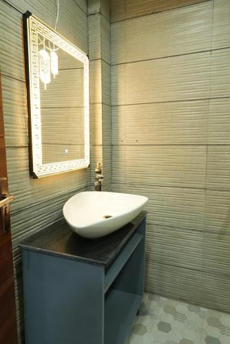 a bathroom with a sink and a mirror on a counter at Hotel Tapovan Hills in Rishīkesh