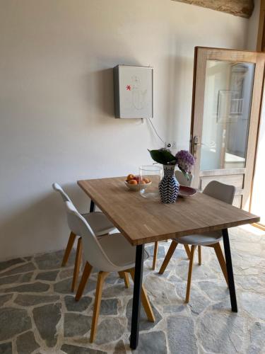a dining room table with chairs and a vase of flowers at Casa costa de Lugo frente al mar in Nois