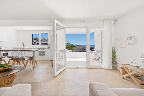 a living room with a view of the ocean at Apartamento frente al mar en Binibeca Nou in Binibeca