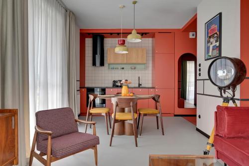 Foto DOKI Living Suites - Foodhall & Parking by Downtown Apartments 2