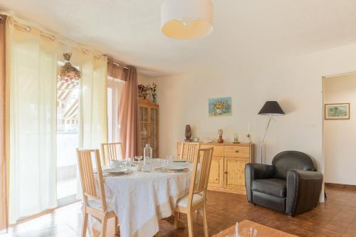 a dining room with a table and chairs at Le Roc dEmbrun - proche Lac de Serre-Ponçon in Embrun