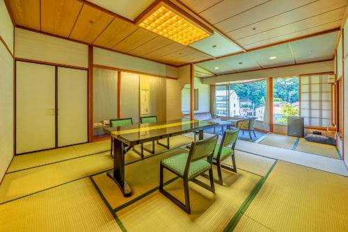 a dining room with a table and chairs at Hakone Yumoto Onsen Hotel Kajikaso in Hakone