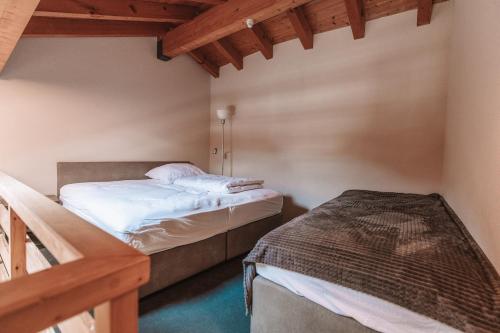 Una cama o camas en una habitación de Elmerlodge