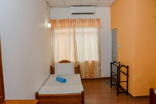 Una cama o camas en una habitación de Caritas Rest