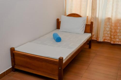 Una cama o camas en una habitación de Caritas Rest