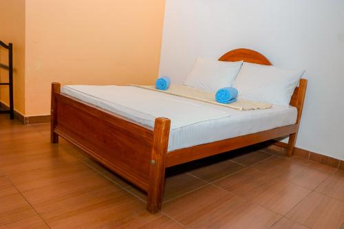 Una cama o camas en una habitación de Caritas Rest