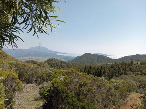 a view of the mountains from the top of a hill at Kaz Brume in Le Tampon