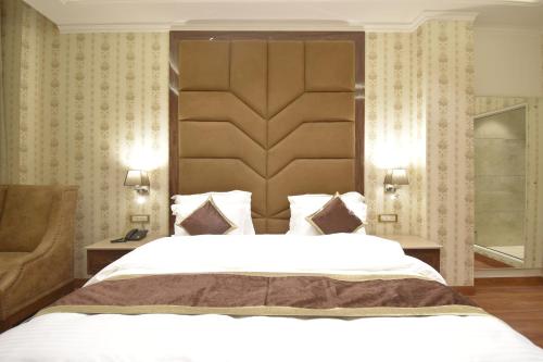 Una cama o camas en una habitación de Grand Him Queen AC Room
