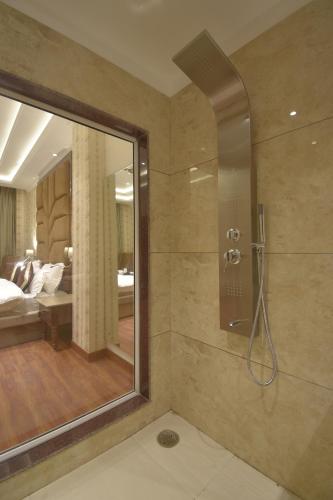 Un baño de Grand Him Queen AC Room