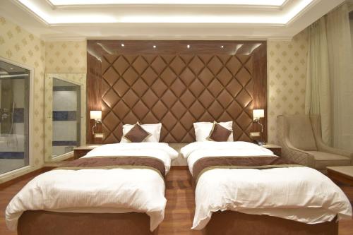 Una cama o camas en una habitación de Grand Him Queen AC Room