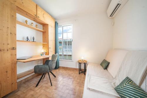 a room with a bed and a desk and a table at Coconut Bay House avec Piscine et Jacuzzi in Le Robert