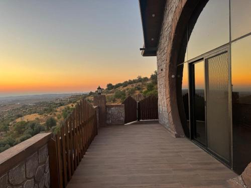 Balkón nebo terasa v ubytování منتجع كفريا السياحي-عجلون Kufraya Resort-Ajloun